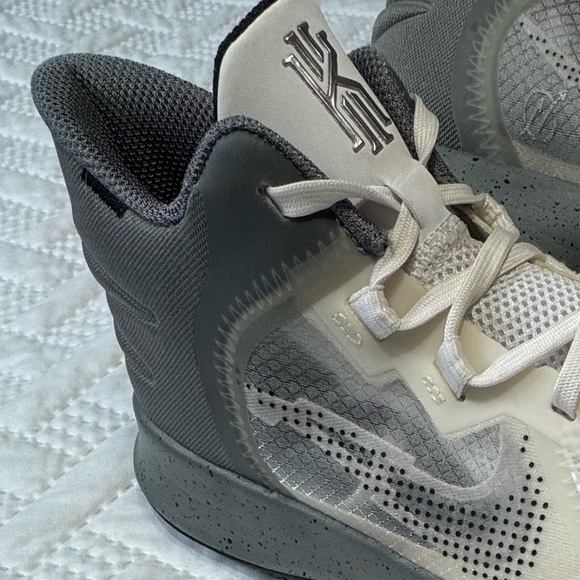 Nike Kids Kyrie Flytrap V Gray White Basketball Shoes Sneakers Footwear Woman 8 - Picture 14 of 16